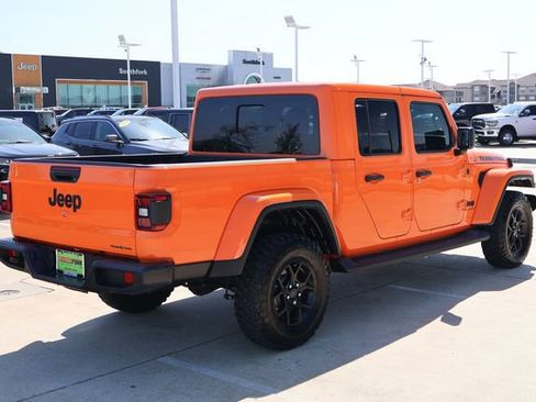 Used 2025 Jeep Gladiator Sport image 7