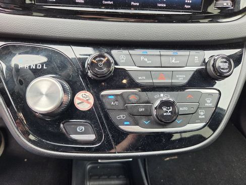 Used 2025 Chrysler Pacifica Select FWD image 17