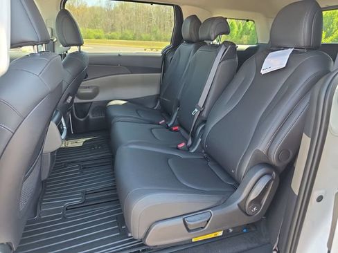 New 2026 Kia Carnival EX FWD image 6