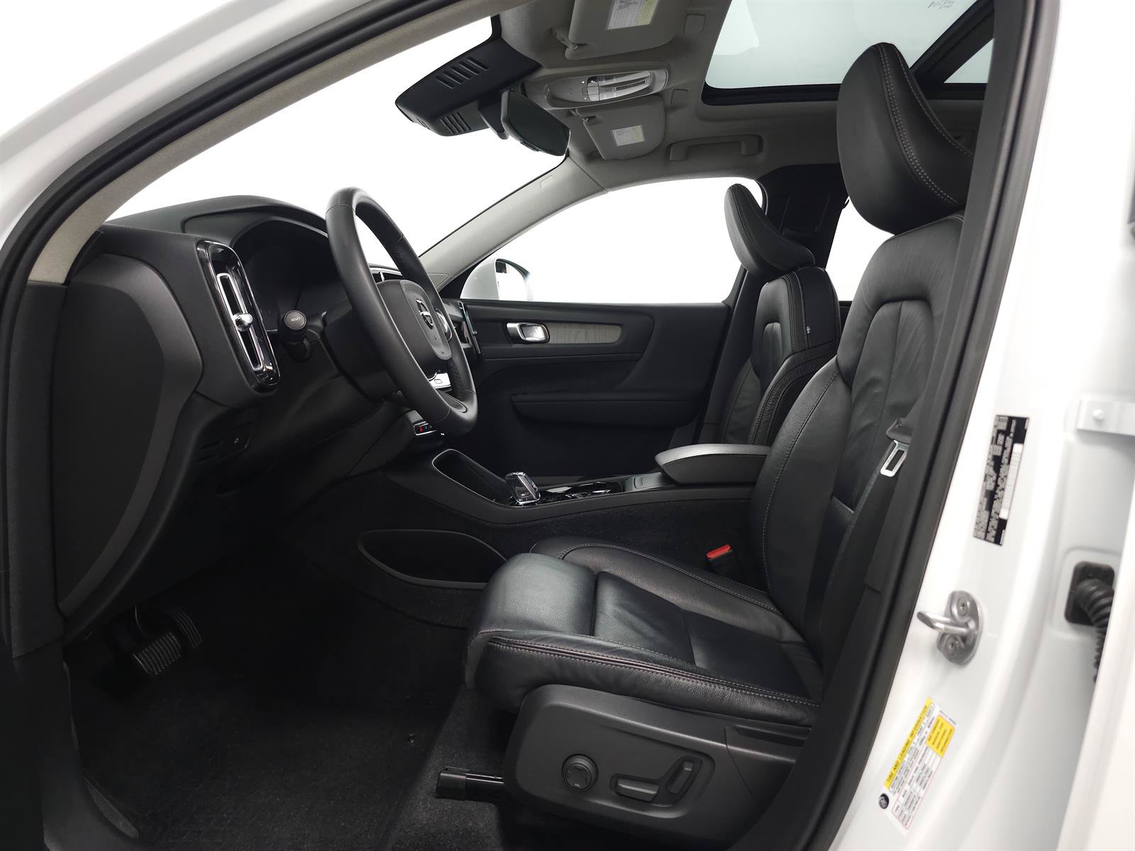 Used 2023 Volvo XC40 B5 Plus AWD/4WD image 4