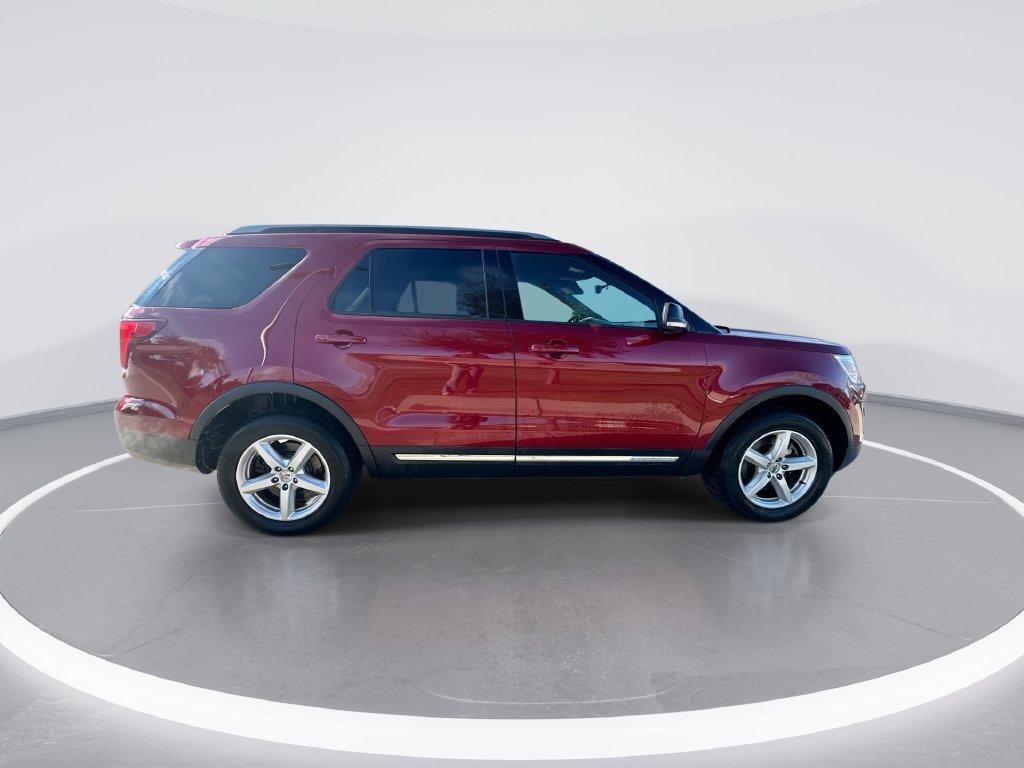 Used 2017 Ford Explorer XLT w/ Equipment Group 202A AWD/4WD image 9