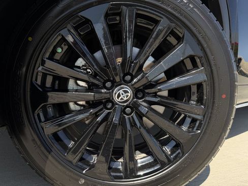 Used 2024 Toyota Highlander XSE FWD image 9