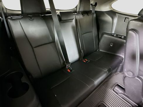 Used 2023 Toyota Highlander XLE AWD/4WD image 29