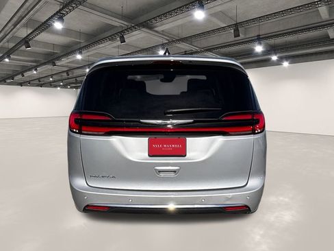Used 2024 Chrysler Pacifica Touring-L image 15