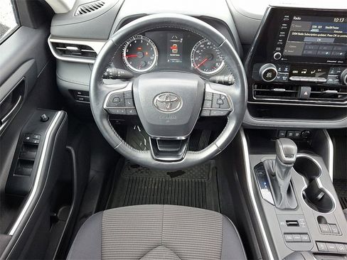 Used 2021 Toyota Highlander LE image 2