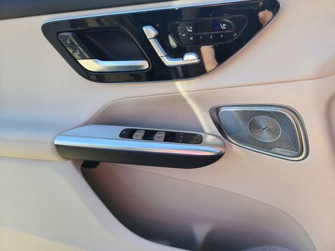 Used 2025 Mercedes-Benz GLC 300 4MATIC image 16