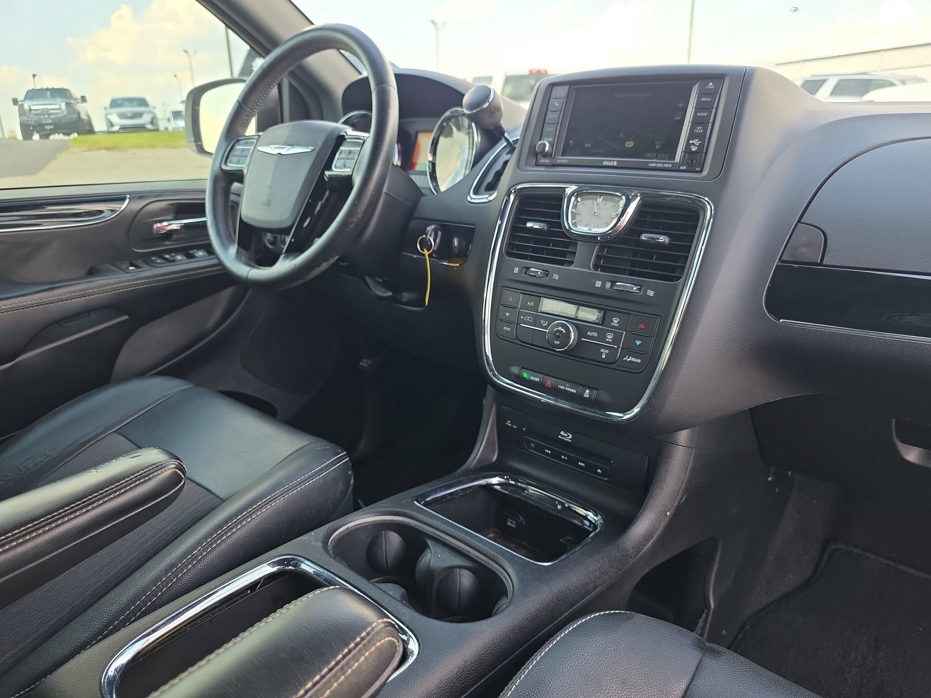 Used 2016 Chrysler Town & Country S FWD image 18