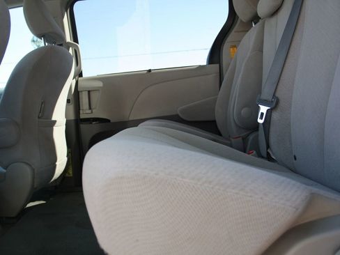 Used 2014 Toyota Sienna LE image 15
