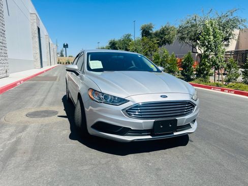 Used 2018 Ford Fusion SE FWD image 9