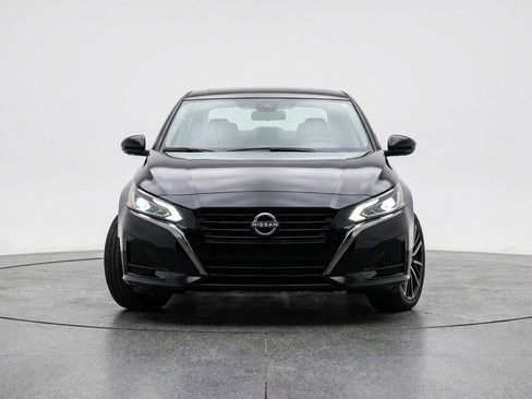 Used 2025 Nissan Altima 2.5 SV image 2