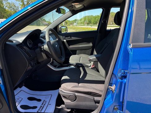 Used 2010 Ford Focus SE FWD image 6