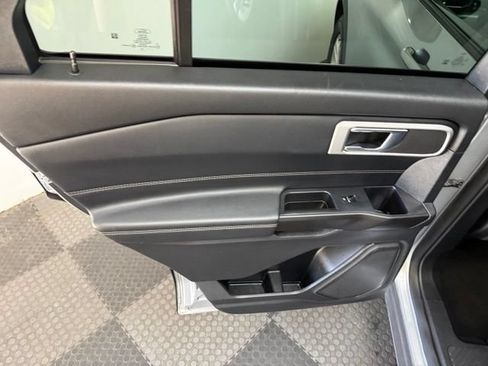 Used 2020 Ford Explorer XLT w/ Equipment Group 202A AWD/4WD image 34