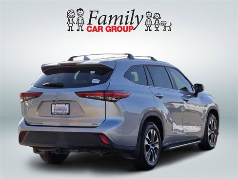 Used 2023 Toyota Highlander XLE image 4