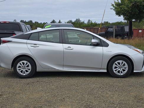 Used 2016 Toyota Prius Two FWD image 3