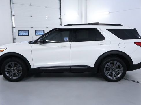 Used 2021 Ford Explorer XLT w/ Equipment Group 202A image 4