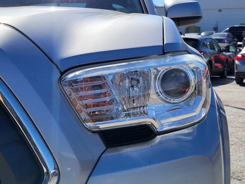 Used 2020 Toyota Tacoma SR5 w/ SR5 Appearance Package (SM) image 11