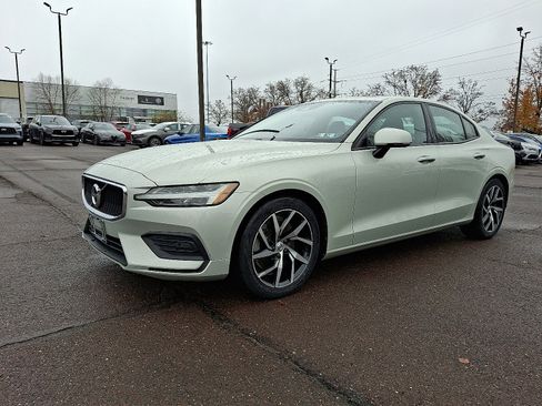 Used 2019 Volvo S60 T6 Momentum w/ Premium Package image 3