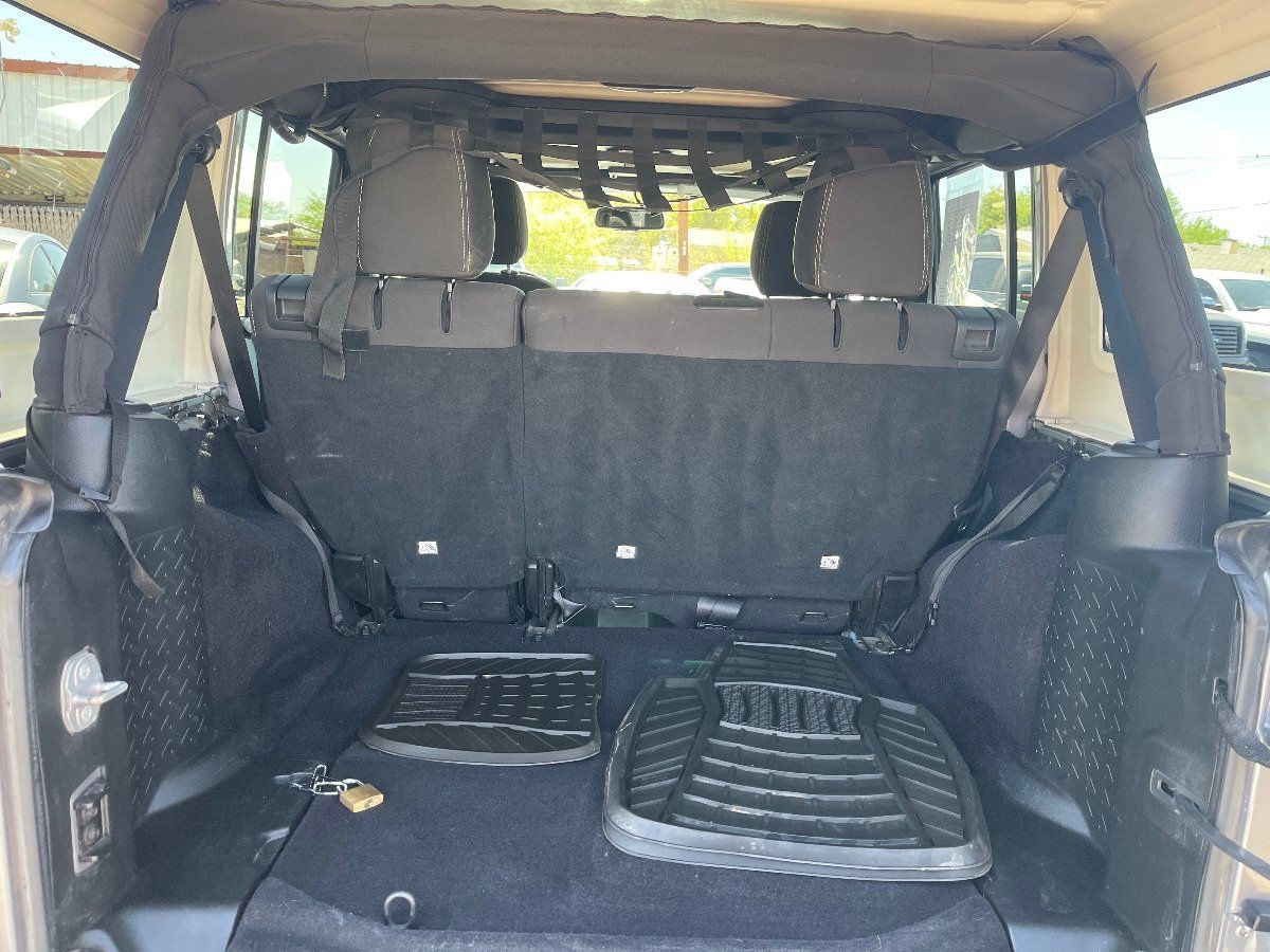 Used 2018 Jeep Wrangler Unlimited Sahara w/ Connectivity Group AWD/4WD image 28