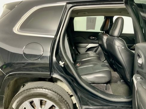 Used 2018 Jeep Cherokee Overland w/ Technology Group AWD/4WD image 31