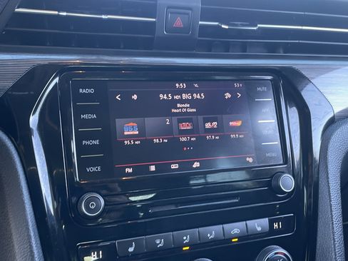 Used 2020 Volkswagen Passat 2.0T R-Line image 21