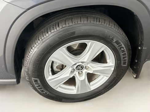 Used 2024 Toyota Highlander LE image 11