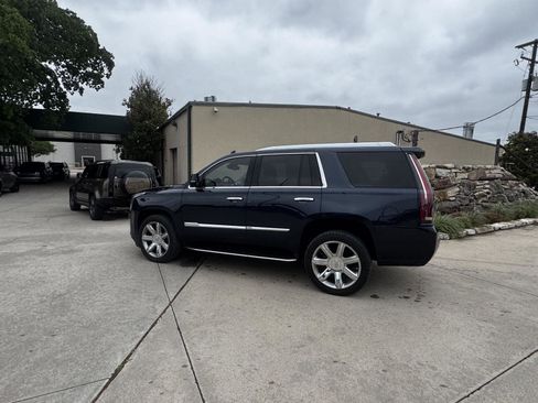 Used 2019 Cadillac Escalade Luxury AWD/4WD image 3
