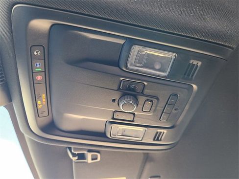 Used 2024 GMC Yukon XL SLT w/ SLT Luxury Package image 25