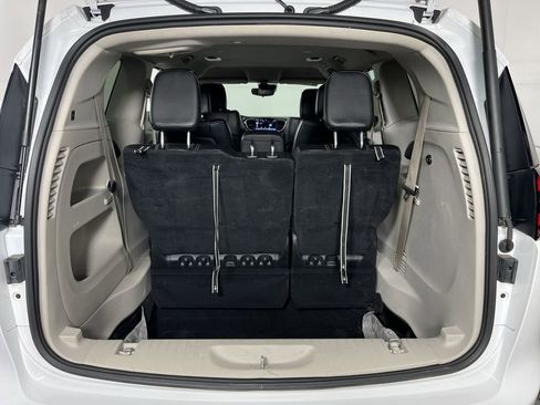 Used 2023 Chrysler Pacifica Touring-L image 23