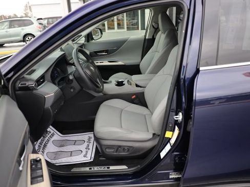 Used 2022 Toyota Venza XLE image 16