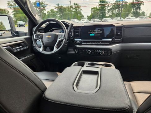 Used 2024 Chevrolet Silverado 2500 LTZ image 3