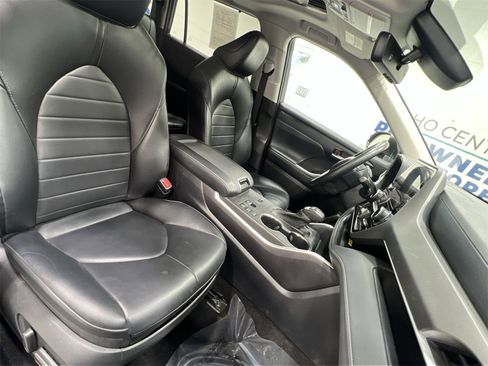 Used 2023 Toyota Highlander XLE image 25