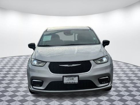 Used 2024 Chrysler Pacifica Touring-L image 2