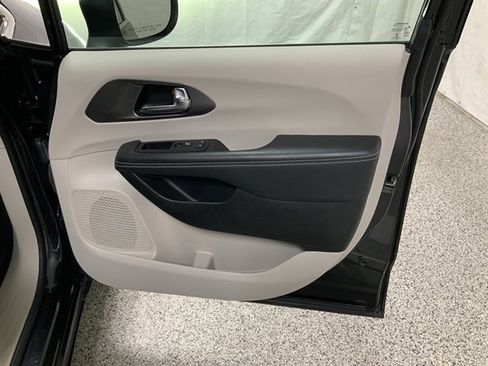 Used 2023 Chrysler Pacifica Touring-L FWD image 21