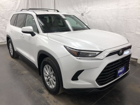 Used 2024 Toyota Grand Highlander XLE image 2