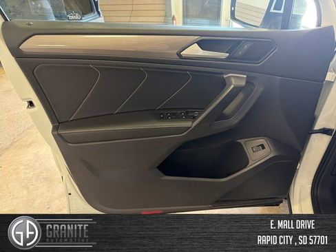 Used 2024 Volkswagen Tiguan SE w/ Panoramic Sunroof Package image 10