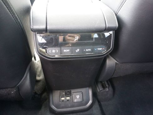 Used 2021 Toyota Highlander Limited image 15