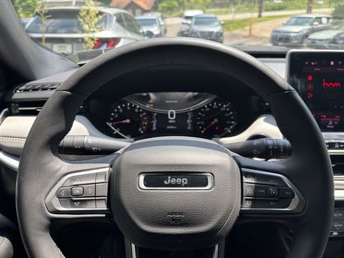 Used 2025 Jeep Compass Limited AWD/4WD image 29