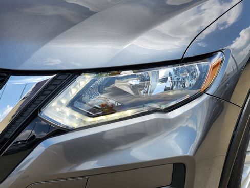 Used 2018 Nissan Rogue SV w/ Premium Package FWD image 9