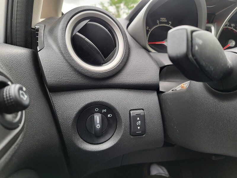 Used 2013 Ford Fiesta SE FWD image 24