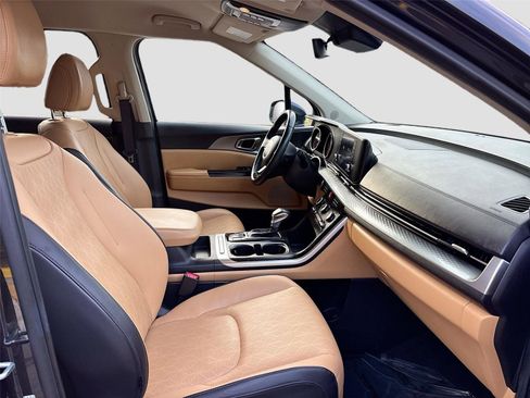 Used 2022 Kia Carnival LX image 29