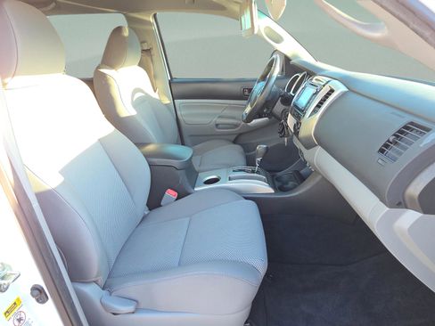 Used 2014 Toyota Tacoma PreRunner image 16