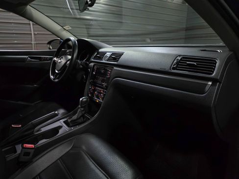 Used 2017 Volkswagen Passat 1.8T R-Line image 12