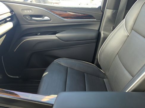 Used 2023 Cadillac Escalade ESV Premium Luxury image 33