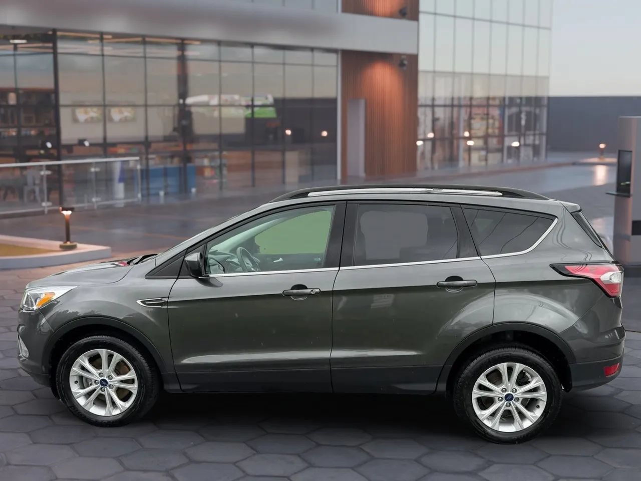 Used 2018 Ford Escape SE AWD/4WD image 5