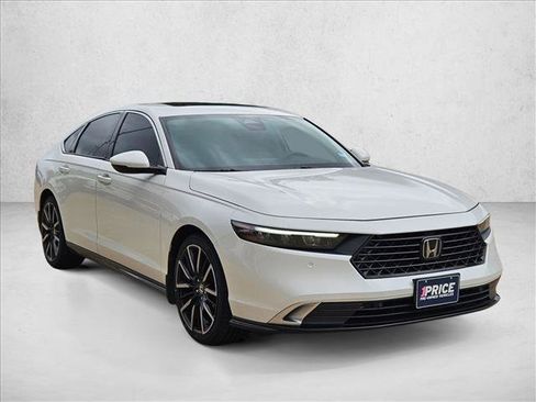 Used 2023 Honda Accord Touring image 3