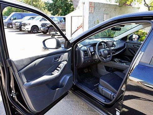 Used 2025 Nissan Rogue S image 35