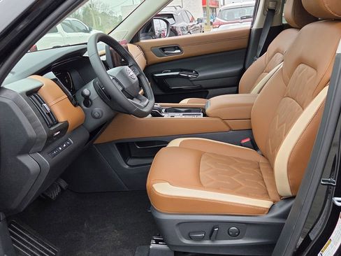 New 2026 Nissan Pathfinder Platinum image 3