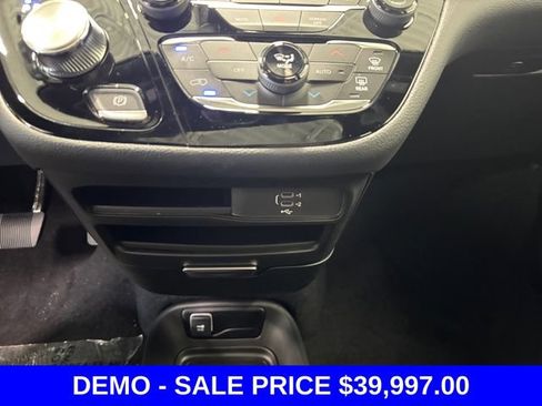 Used 2026 Chrysler Pacifica Select FWD image 13