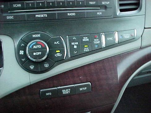 Used 2012 Toyota Sienna XLE image 21