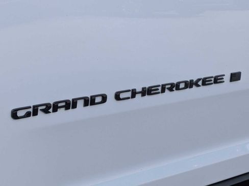 Used 2023 Jeep Grand Cherokee Altitude AWD/4WD image 11